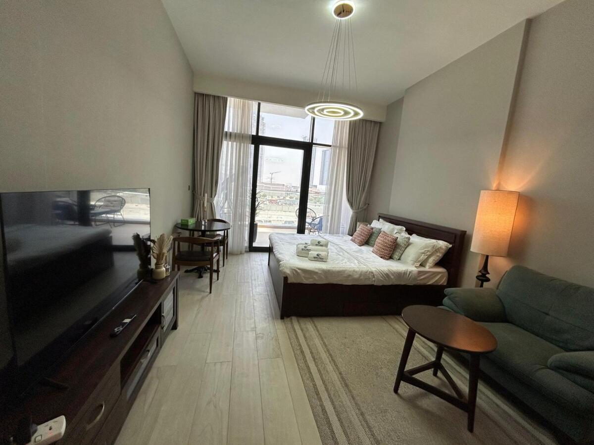 Elegant Fully Furnished In Azizi Riviera *