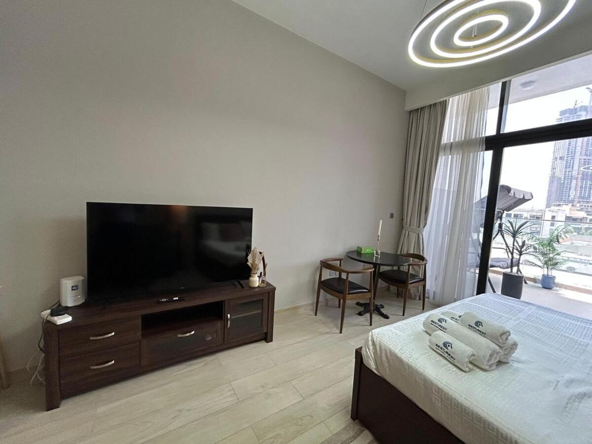 Elegant Fully Furnished In Azizi Riviera